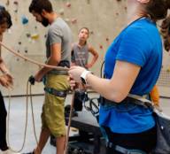 Asekuracja podczas treningu na ściance wspinaczkowej: Bezpieczeństwo i efektywność ćwiczeń
