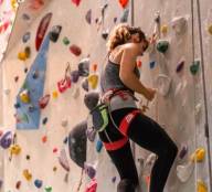 Trening na ściance wspinaczkowej: Jak poprawić swoje umiejętności i czerpać radość ze wspinaczki