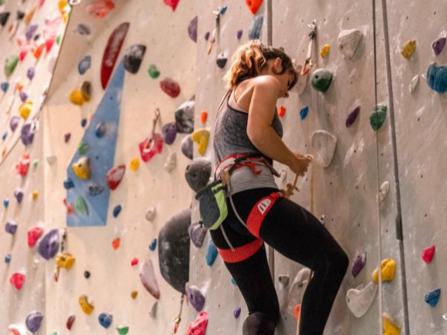 Trening na ściance wspinaczkowej: Jak poprawić swoje umiejętności i czerpać radość ze wspinaczki